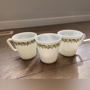 PYREX milk glass mugs x3‎